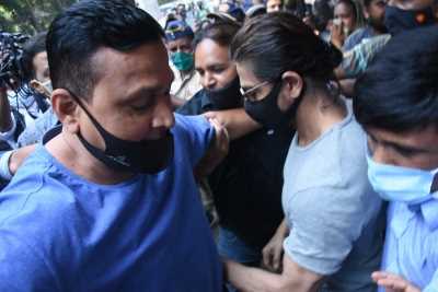 शाहरुख के घर पहुंची एनसीबी की टीम, अनन्या पांडे के घर भी एजेंसी की दूसरी टीम मौजूद शाहरुख के घर पहुंची एनसीबी की टीम, अनन्या पांडे के घर भी एजेंसी की दूसरी टीम मौजूद